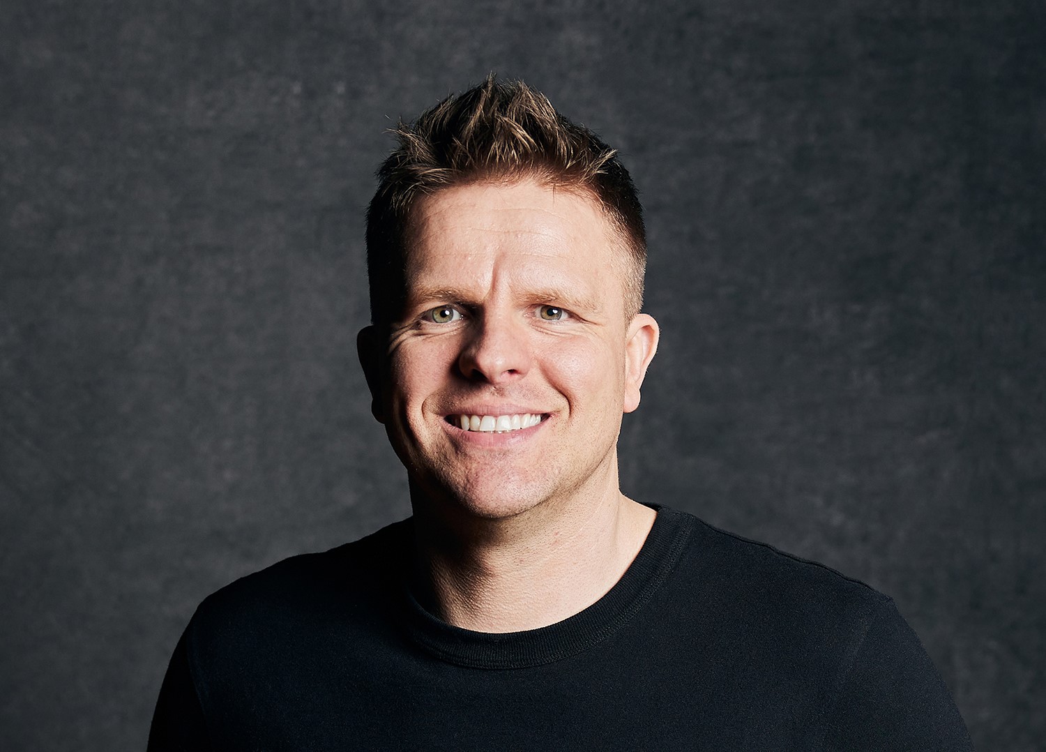 https://raisethebar.devbyfuture.co.uk/wp-content/uploads/2024/04/JakeHumphrey.jpg